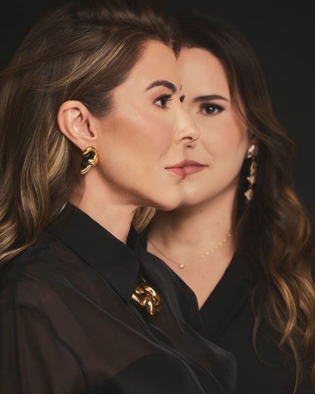 Dra. Ana Cláudia Pinto Nobre e Dra. Juliana Chagas Caldas, de perfil, olhando na mesma direção.